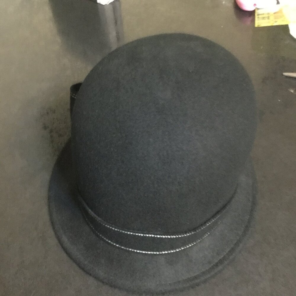 Delux 100% wool hat with bow in the back great condition black in color